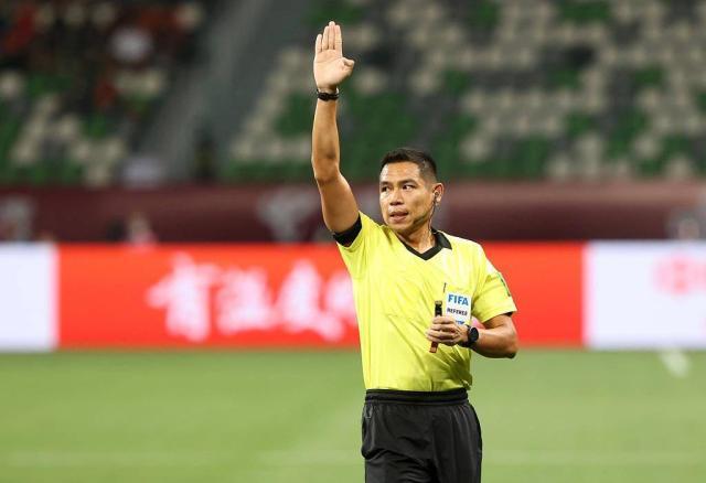 这到底是谁的主场?主裁多次漏判埋下国足失球伏笔